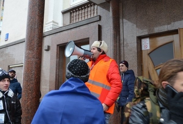 Володимир Пащенко перед відправленням колони інструктує людей