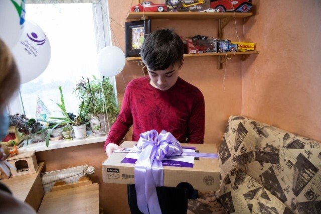 Марафон «Здійснення мрій»: 14-річний юнак непростої долі із Києва отримав ноутбук. ФОТО, ВІДЕО