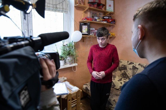 Марафон «Здійснення мрій»: 14-річний юнак непростої долі із Києва отримав ноутбук. ФОТО, ВІДЕО