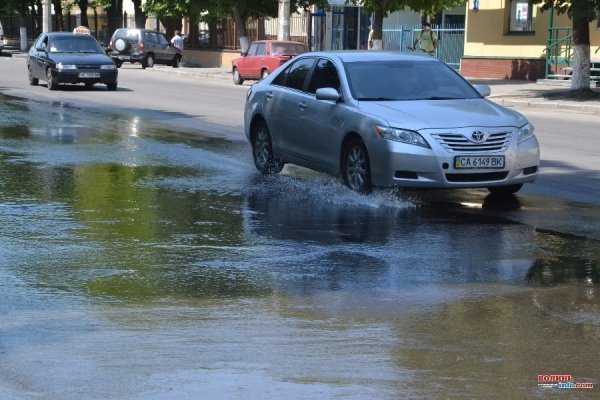 Серед проспекту Грушевського - смердючий «фонтан». ФОТО