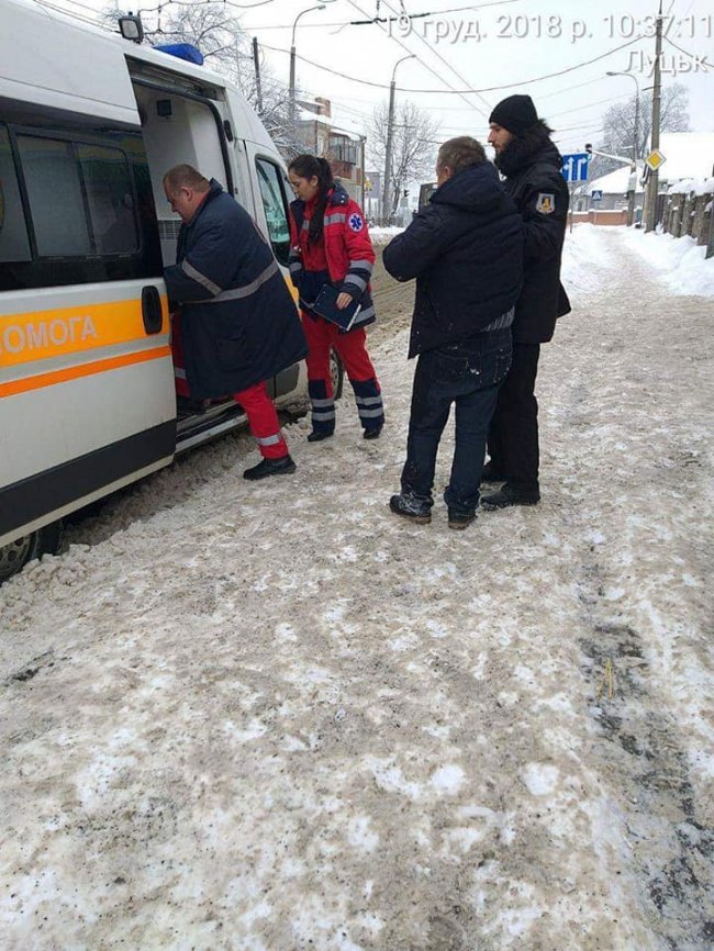 Чаркування втомило: у Луцьку п'янючий чоловік ліг спати посеред снігу. ФОТО
