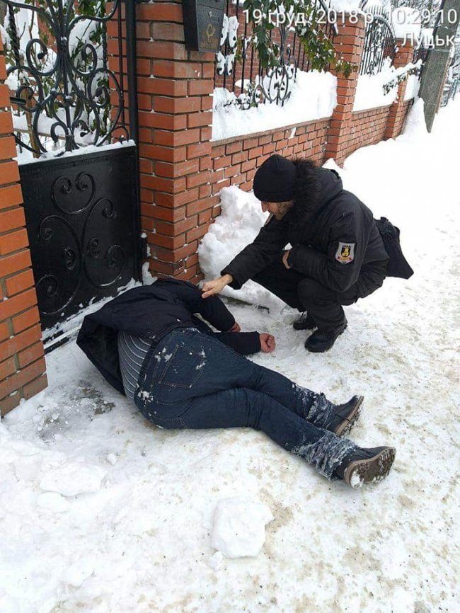 Чаркування втомило: у Луцьку п'янючий чоловік ліг спати посеред снігу. ФОТО