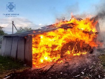 Поблизу Луцька − пожежа: горіла хата-пустка. ФОТО