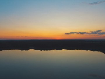 Захопливі краєвиди волинського озера з висоти пташиного польоту. ВІДЕО