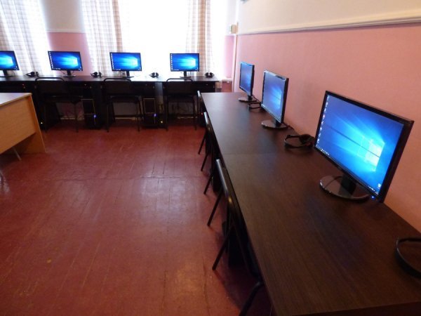 Дві волинські школи отримали нові комп’ютери