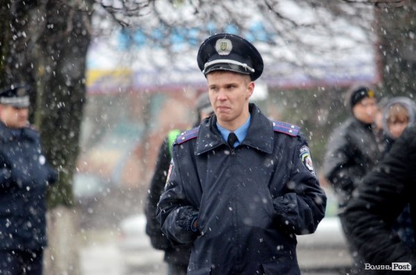 Луцькі студенти принесли прокурору області коктейль Молотова та бруківку. ФОТО