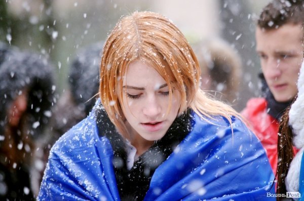 Луцькі студенти принесли прокурору області коктейль Молотова та бруківку. ФОТО