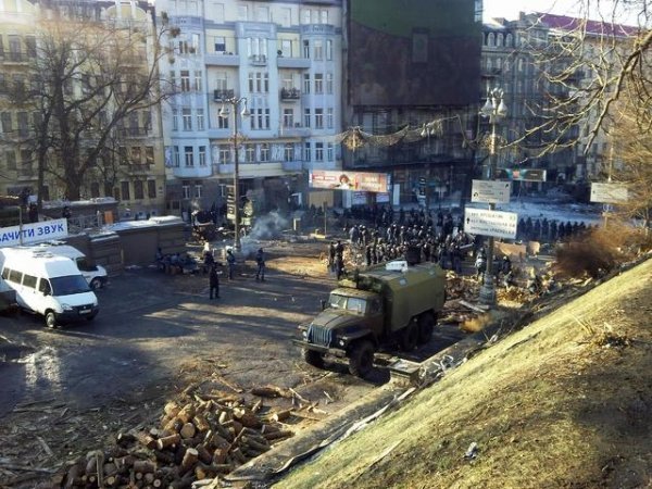 Силовики на Грушевського: важка техніка, свої «стіна координат» та кіноекран. ФОТО 