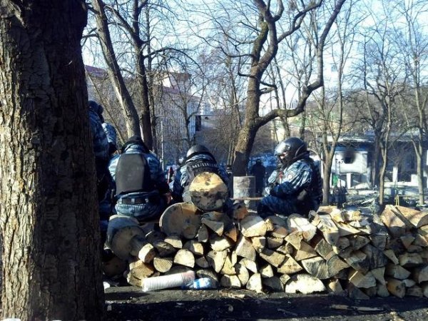 Силовики на Грушевського: важка техніка, свої «стіна координат» та кіноекран. ФОТО 