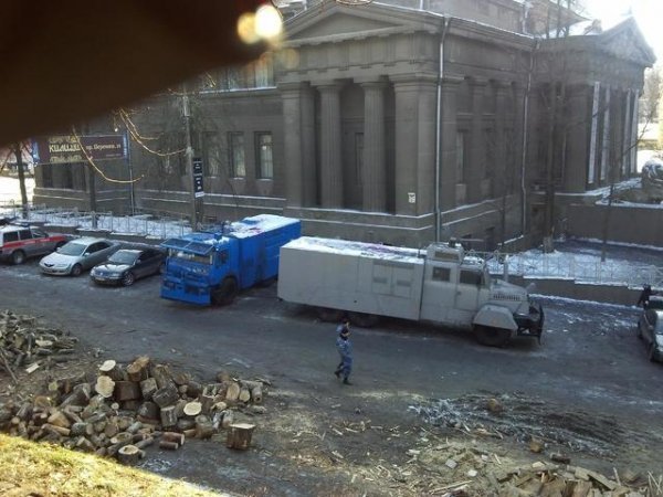 Силовики на Грушевського: важка техніка, свої «стіна координат» та кіноекран. ФОТО 