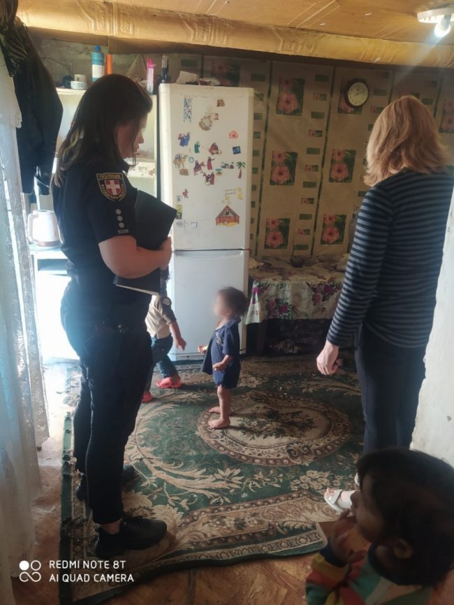 На Волині у горе-батьків вилучили сімох дітей. ФОТО 