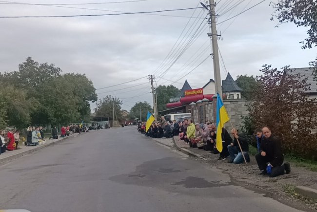 У селі під Луцьком дорогу перед кортежем із тілом Героя встелили квітами