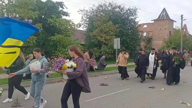 У селі під Луцьком дорогу перед кортежем із тілом Героя встелили квітами