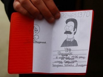 Луцькі активісти прийшли до російського банку з паспортами «Сімпсонів»