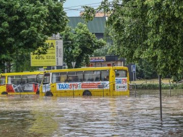 Як у Луцьку борються із затопленням після дощу. ВІДЕО