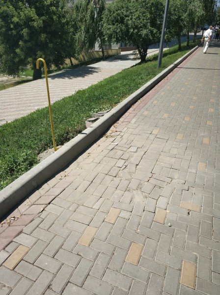 У центрі Луцька криво поклали бруківку, - соцмережі. ФОТО