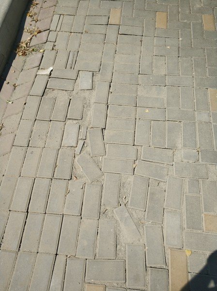 У центрі Луцька криво поклали бруківку, - соцмережі. ФОТО