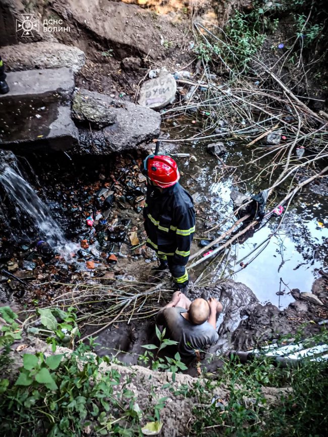 У Луцьку чоловік впав у рів біля річки  і не міг самостійно вибратися