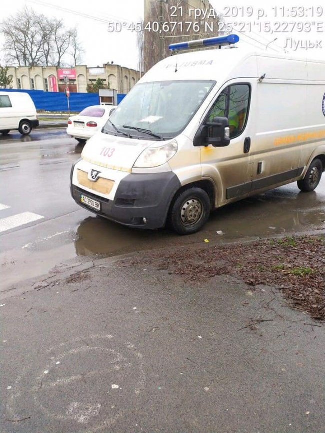 У  Луцьку муніципали знайшли чоловіка, який перебував в автомобілі без свідомості