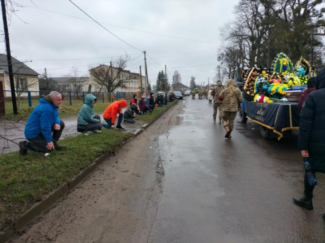 Волиняни навколішки прощалися із Героєм Валерієм Калішем