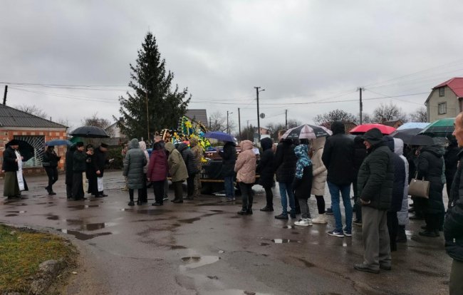 Волиняни навколішки прощалися із Героєм Валерієм Калішем