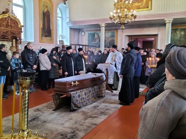 Волиняни навколішки прощалися із Героєм Валерієм Калішем