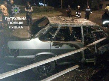 П’яна аварія в Луцьку: авто врізалося в стовп і згоріло дотла