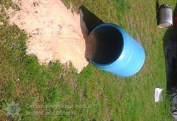 Волинські поліцейські знищили сотні літрів браги