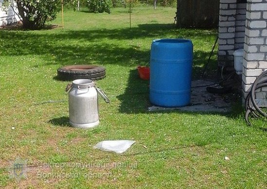 Волинські поліцейські знищили сотні літрів браги