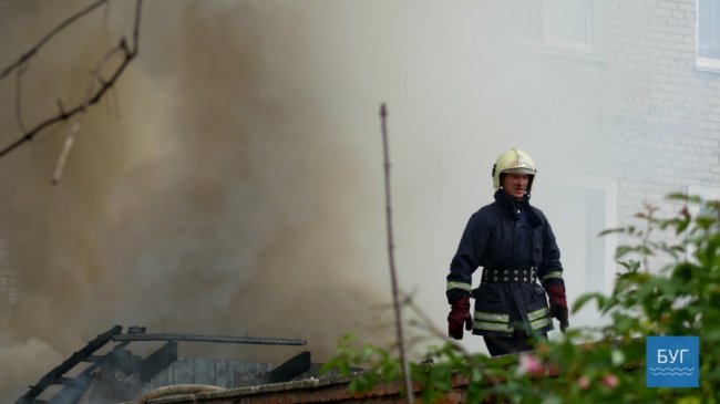 У Володимирі горів приватний будинок та гараж. ФОТО. ВІДЕО