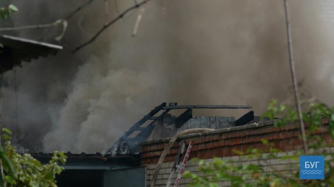 У Володимирі горів приватний будинок та гараж. ФОТО. ВІДЕО