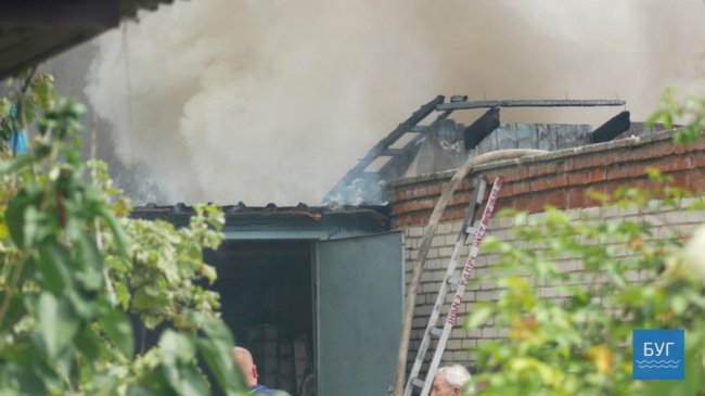 У Володимирі горів приватний будинок та гараж. ФОТО. ВІДЕО