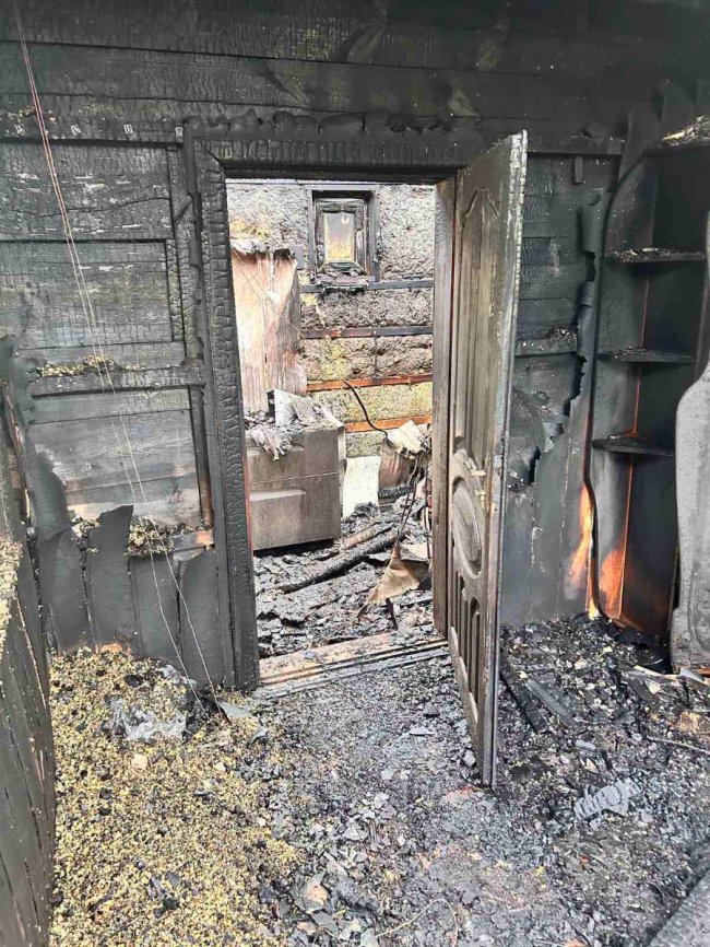 Блискавка знищила будинок багатодітної родини на Волині: оселя згоріла вщент