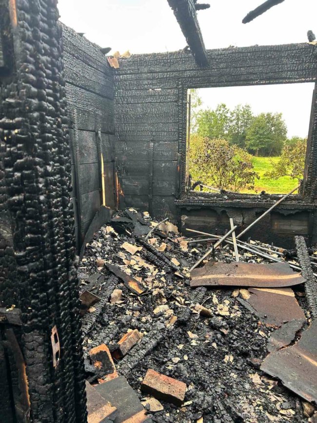Блискавка знищила будинок багатодітної родини на Волині: оселя згоріла вщент