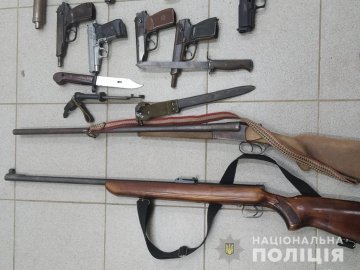 Пістолети: ножі, набої: волинські поліцейські переплавили зброю. ФОТО