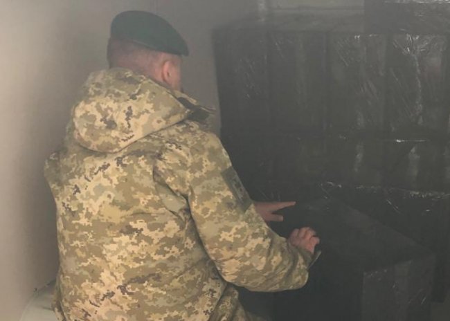 У Луцьку затримали бус із контрабандою майже на мільйон гривень