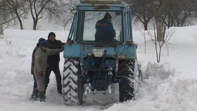 Жителі одного з мікрорайонів Луцька кілька днів чекають на снігоочисну техніку. ФОТО, ВІДЕО