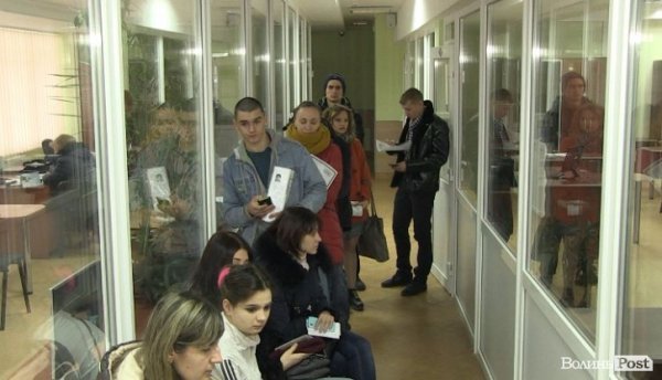 Черга перед кабінетом міграційної служби