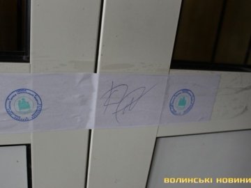 Під наглядом поліції в обласній дитячій лікарні опечатали приміщення