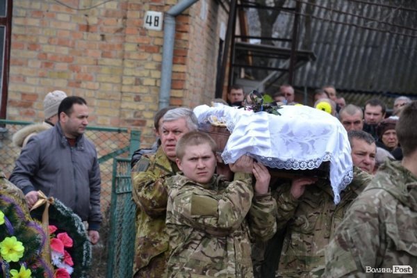 У Луцьку попрощалися із загиблим в аварії бійцем ДУКу. ФОТО