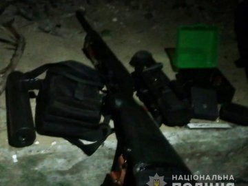 Поліція затримала хлопця, який на автостоянці у Луцьку викрав зброю із авто