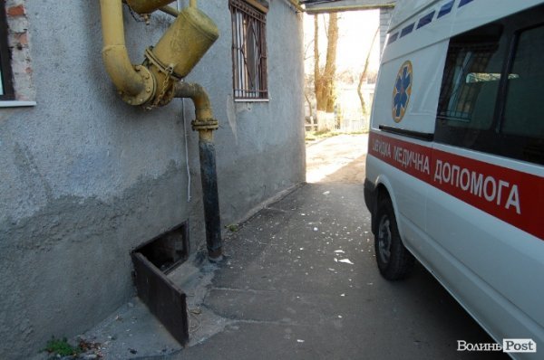 Переполох у луцькому гуртожитку: дим налякав сусідів. ФОТО