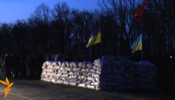 Східні міста оточують блокпостами. ФОТО