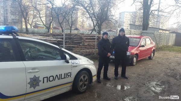 У Луцьку два наряди поліцейських затримали п'яного «в хлам» таксиста. ФОТО