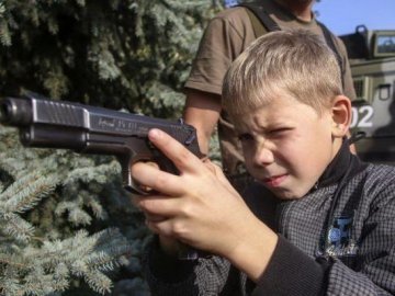 Держдеп: бойовики на Донбасі вербують дітей