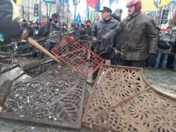 У Києві будують нові барикади. ФОТО