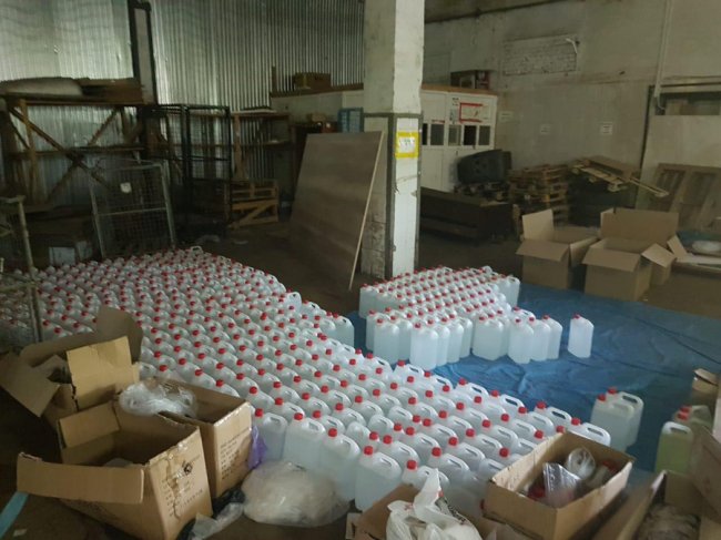 У Луцьку на складі знайшли велику партію фальсифікованих антисептиків. ФОТО