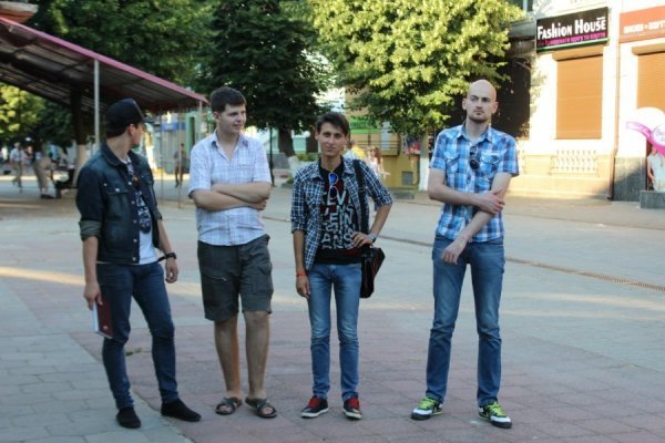 Луцькі поети вийшли на площу з власною «зброєю». ФОТО