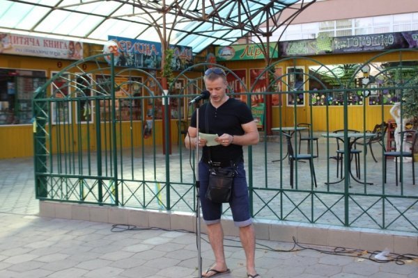 Луцькі поети вийшли на площу з власною «зброєю». ФОТО