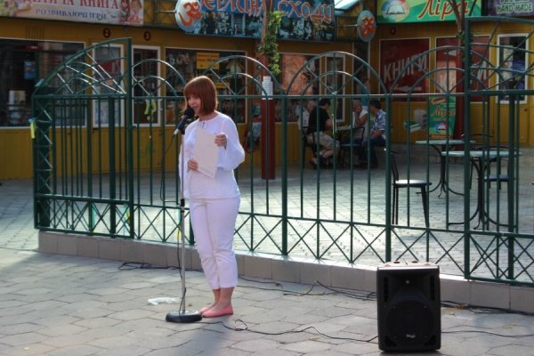 Луцькі поети вийшли на площу з власною «зброєю». ФОТО